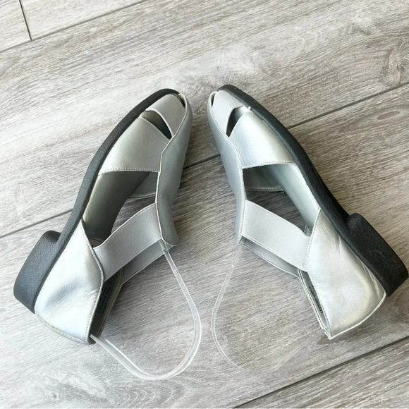 Lite Soles Silver Leather Padded Flat Sandals - Picture 7 of 12